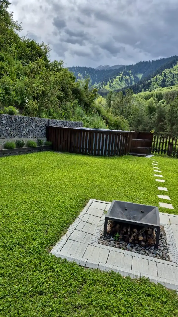 Бассейн и зелёный двор Country House летом